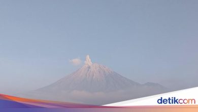 Mount semeru erases 4 times today, the height of the eruption is 1 km