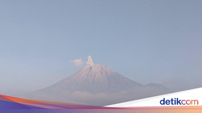 Mount semeru erases 4 times today, the height of the eruption is 1 km