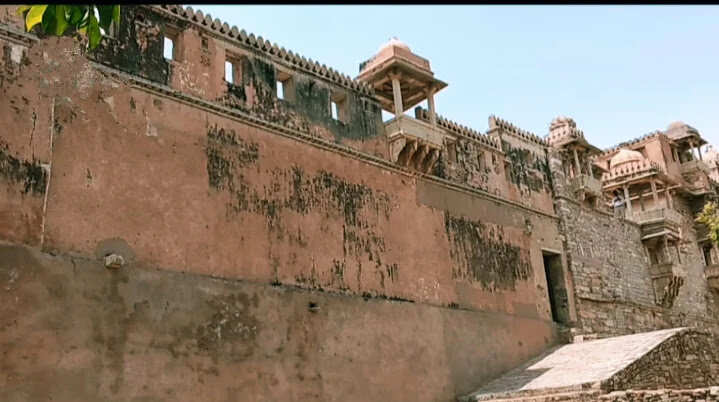 Know in the video Rana Kumbha Mahal’s horrible history, why didn’t the birds even kill here as soon as the sun goes down