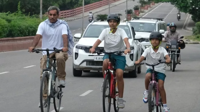 300 km distance from the bike, two sisters arrived from Jaipur to save the jungle – Delhi – which covers a distance of 300 km with bicycle bike two sisters from Jaipur with PM Modi for Save Forward