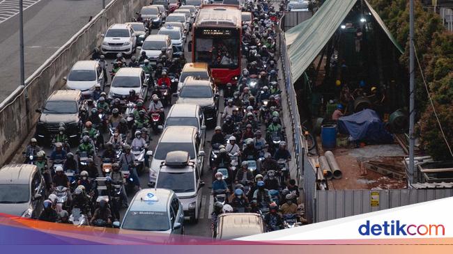 The votes of residents over the transfer of the sidewalk in TB Simatupang to overcome traffic jams