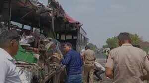 Private bus and pick-up collision on the highway Jaipur-Agra, a video of a passenger’s death