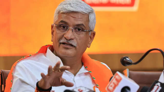 The Minister of Union, Gajendra Singh Shekhawat, met people from Lokendra’s home in Jodhpur to know Houlot in Video