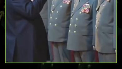 مشاهد مؤثرة.. الزعيم الكوري الشمالي كيم جونغ أون يغالب دموعه أثناء استقباله رفاة جنود بلاده…
