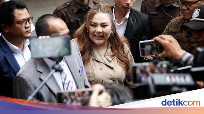 This is what the KPK was investigated when he checked Lisa Mariana regarding BJB advertising corruption