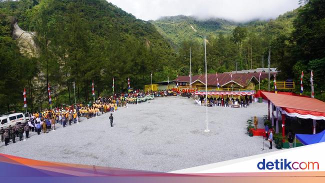 When the young man from the village of Banti red and white flies in the middle of the mountains of Papua