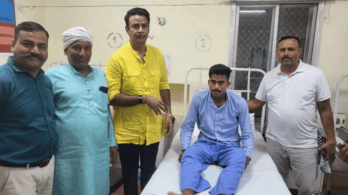 Former Mla Sanget Sum met a soldier who became a victim of sarcasm of Sarurpur toll workers