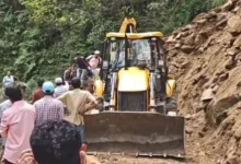 Landslides on Badrinath Due to heavy rain in the Chamoli district, the movement stopped for hours -Chamoli landslide Badrinath Highway blocked travel disrupted travel