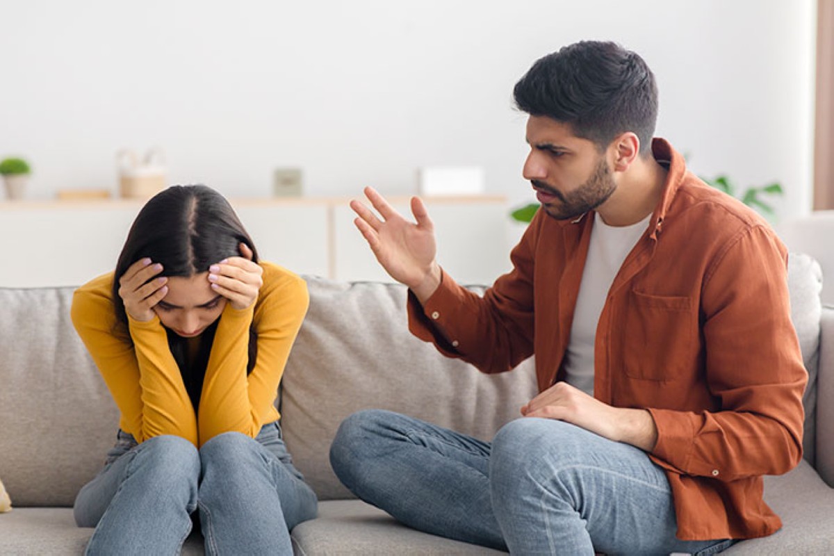 هل يقع الطلاق إذا حلف به الزوج؟ الجواب: أحياناً يقع.. وأحياناً دفع كفارة يمين فقط.. التفاصيل…