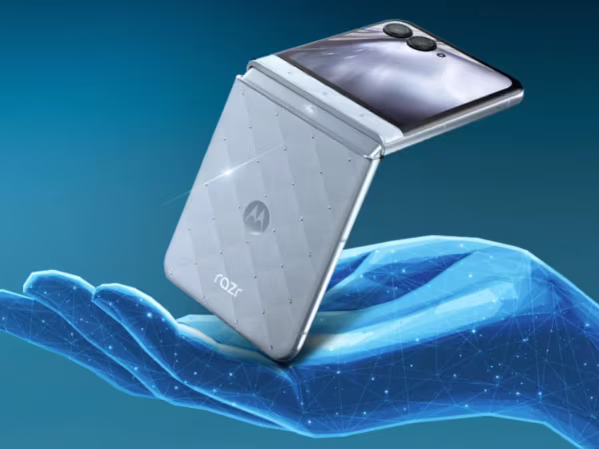 Good news for Motorola fans, flipphones and earbuds coming from Crystal