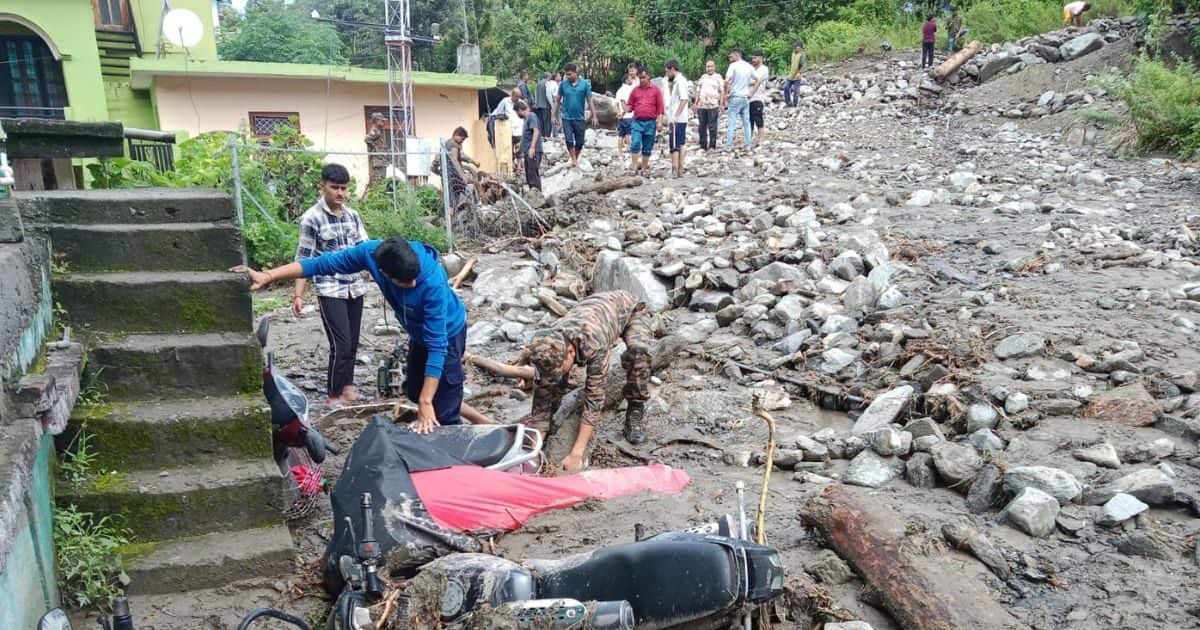 Chamoli Cloudburst News : चमोली के थराली में बादल फटने से हाहाकार, मकानों में घुसा मलबा, खराब मौसम रेस्क्यू…