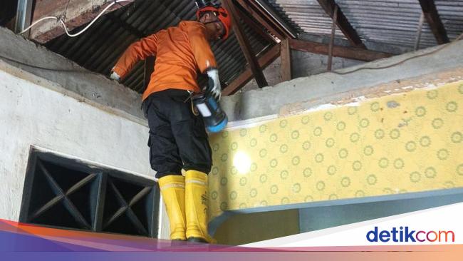Want to shower, Bogor residents even saw a python on the ceiling