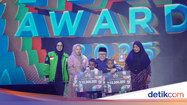 Zulhas give a scholarship for two boys to collect the remaining cakes in Gowa