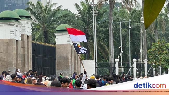 The demonstration of today before the DPR flew the masses the one piece of flag
