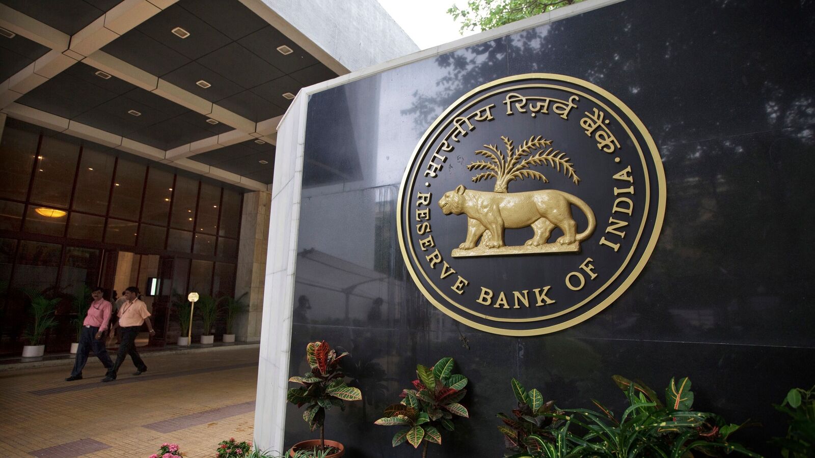 Ajit Ranade: RBI should not abandon the head inflation as its target