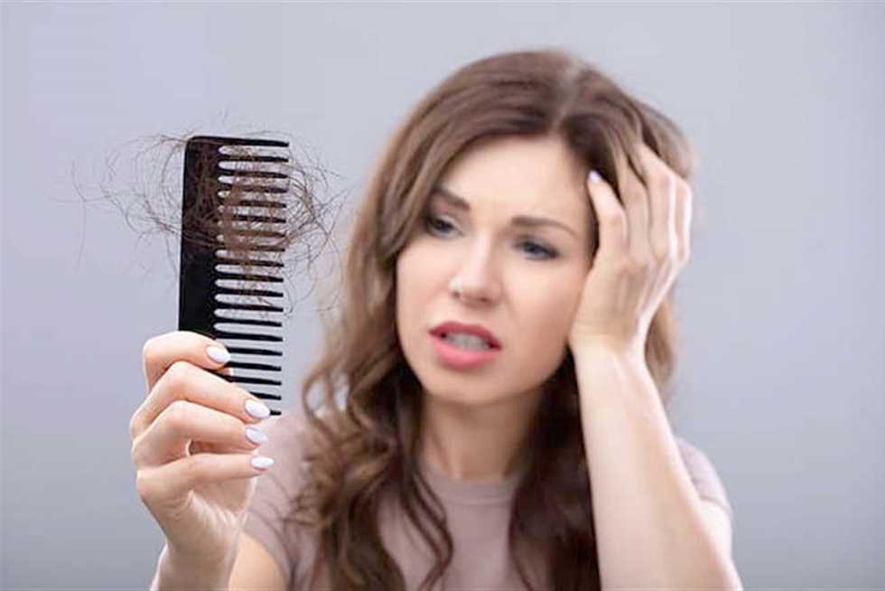 شعرك بيقع باستمرار؟ 5 طريق طبيعية وطبية لعلاج تساقط الشعر