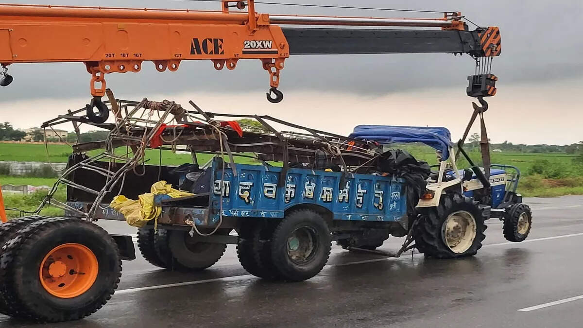 Tractor trolley and container collision on the national highway, 9 dedicated dead