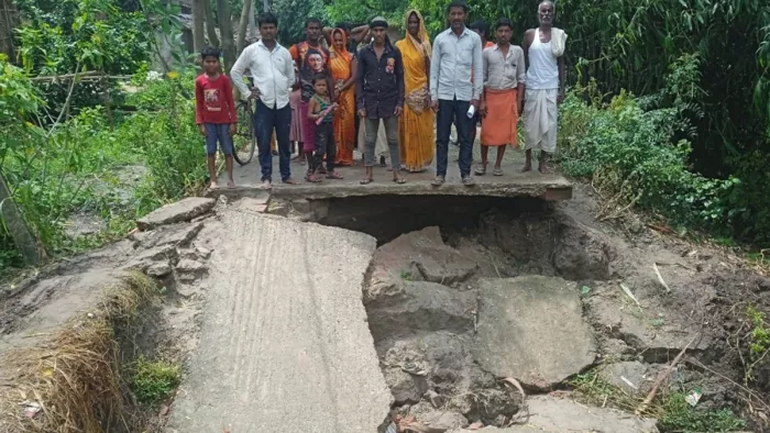 In Begusarai, the road flowed into the rainwater of Dalit and Mahadalit, dominated the town, upset people – road from Dalit and Mahadalit dominated the town in Begusarai, washed away in rainwater that upset people
