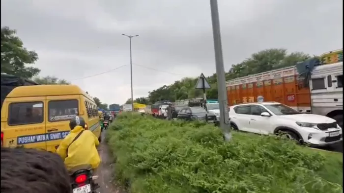 DGP Saheb … Pinjore Apple Trackers to solve the problem of jam on the National Highway – DGP Sahab solves the PoBlem on Natinal Highway due to trucks parked outside Pinjore Apple Market