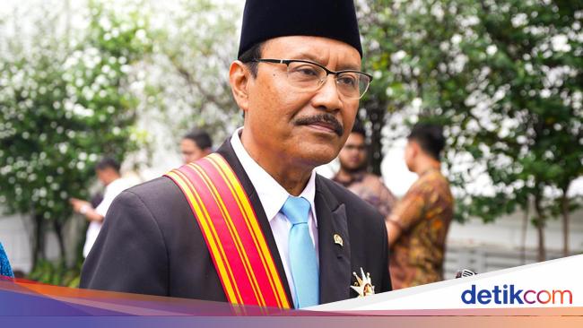 Social Minister Gus Ipul Receive Anugerah Bintang Mahaputera Adipurna from Prabowo