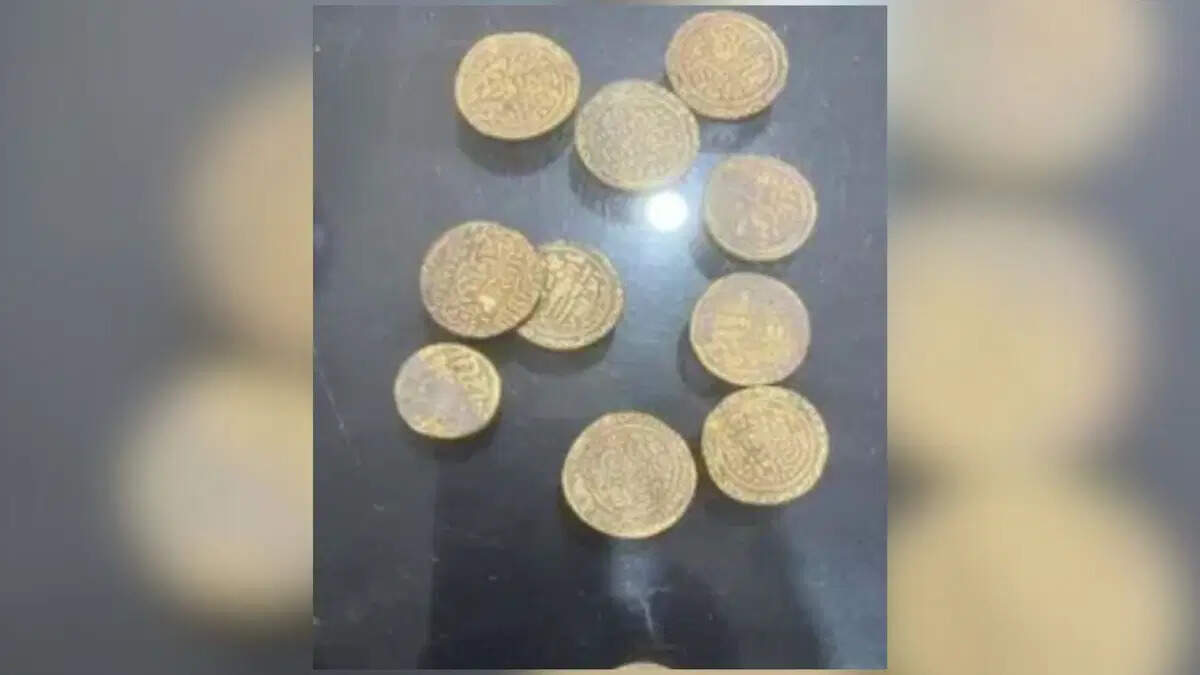 Gold coins started to come out as soon as they were unearthed, the eyes of the laborers were torn, police said.