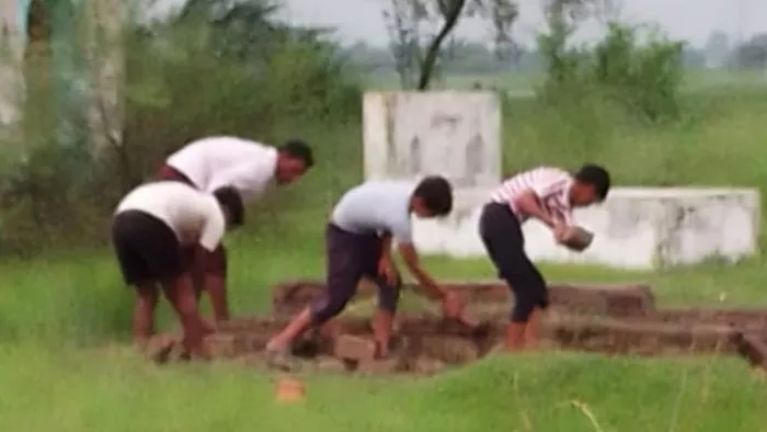 Mainpuri News: Man broke the grave, the widow threatened to complain – Ajitganj Mainpuri widow complains about vandalized grave