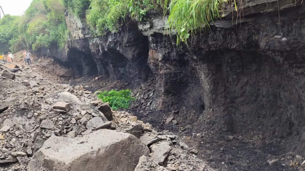 Dhanbad-Chandrapura track route again threatened the existence, exposed a new mouth of illegal mining