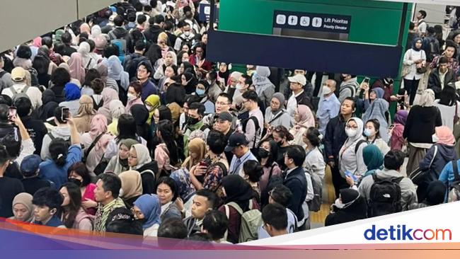 Lebak Bulus Station was crowded with Mar passengers and was just as dense as this