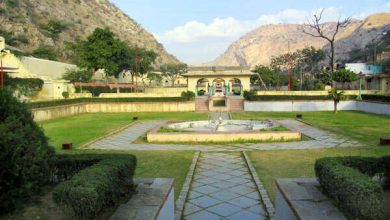 Sisodia heard mysterious voices in Ranibagh at night, learning the narrow secret of the past hidden behind the doors in the video