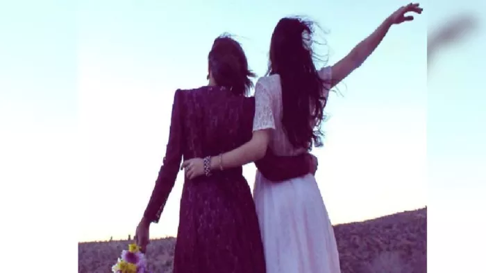 Two friends entered the room and put a latch, with such stubbornness; Listen to the country of the family – Lesbianism case Female friend arrives at men in Barabanki