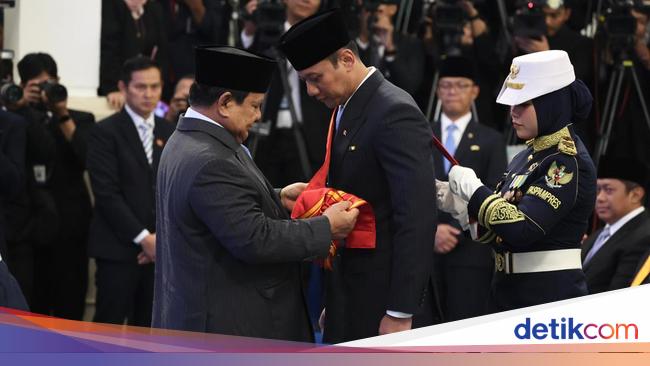Coordinating minister Ahy got the Anugerah Bintang Mahaputera Utama from Prabowo