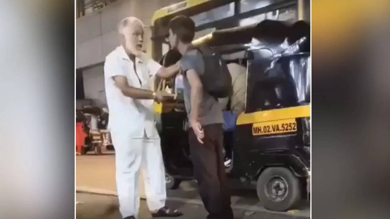 Hands folded and feet hold … For 30 rupees, the AutoWalers brutally beat the young man and watch viral video here