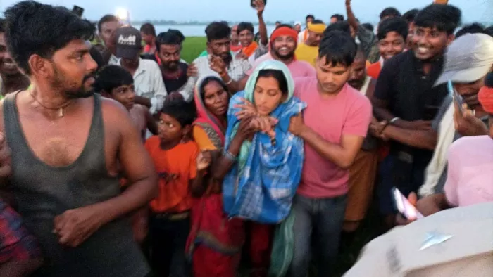 Bihar: Man she brought into -laws to she in -laws by giving his wife’s wife away from her girlfriend … husband also jumped into the Kosi River, husband also jumped -bihar Breaking News: Man rescued her wife who jumped in Kosi River in Saharsa, Bihar’s l