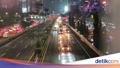 Have closed because there was a demonstration, the semanggi-glipi maybe reopened toll-toll
