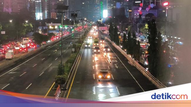 Have closed because there was a demonstration, the semanggi-glipi maybe reopened toll-toll
