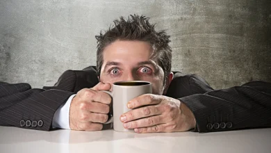 القهوة تُنعش صباحك، لكن غيابها المفاجئ قد يُثقل رأسك بصداع مزعج.
