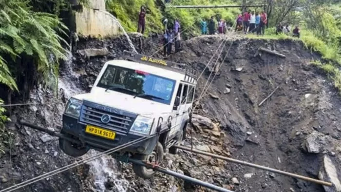 Land shifts continue in hilly states due to continuous rain, schools have closed from Himachal to Jammu; Many routes blocked in Uttarakhand – heavy rainfall causes floods and landslides in the Himalayan states.