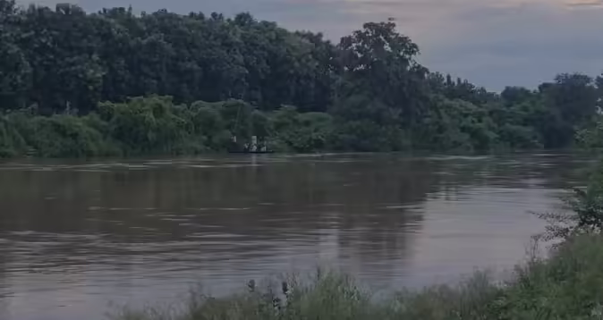 The water level of rivers and dams due to rain in the Kaimur district, the safe movement of residents is difficult