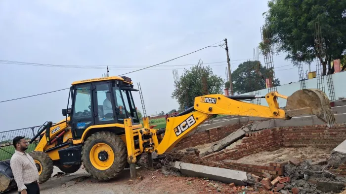 Bulldozer Action: Bulldozer on illegal colony in Ghaziabad, GDA performance caused a stir in property traders -Bulldozer performing in Ghaziabad Illegal colony demolished by the latest news from GDA