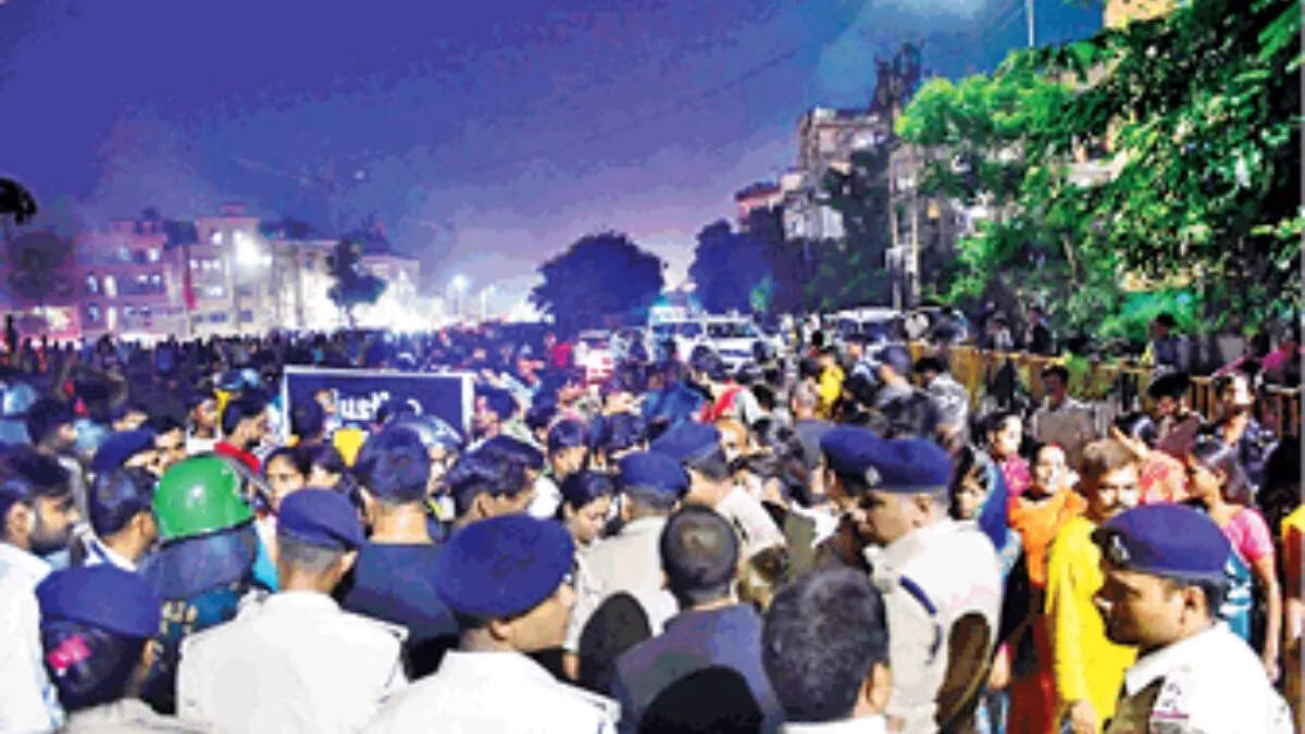 Violent Ruckus on Atal Path after the death of two children in Patna, stone charged with the minister’s convoy, Police Lathi