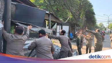 Satpol PP dropped off 6 illegal buildings in Citeeeureup, there was a mass organization