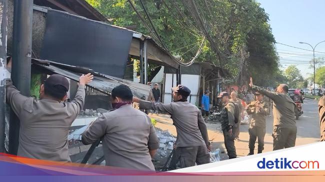 Satpol PP dropped off 6 illegal buildings in Citeeeureup, there was a mass organization