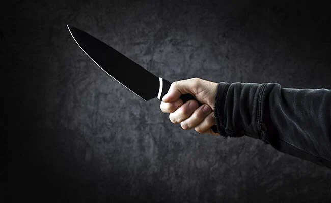 Bloodshed in money dispute! Dhaba operator attacked with a knife when he asked for a loan, one injured another