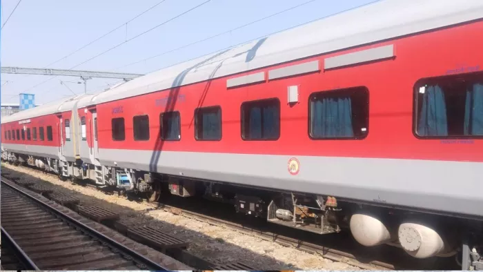 Red Politeen was held in AC coach of Darbhanga -Chandigarh Express, TTE opened and saw the senses -Moradabad Tte staff buses drug smug on the train 16 kg ganja seized