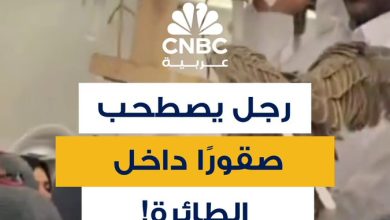 دهشة على متن الطائرة: رجل يصطحب صقورًا معه