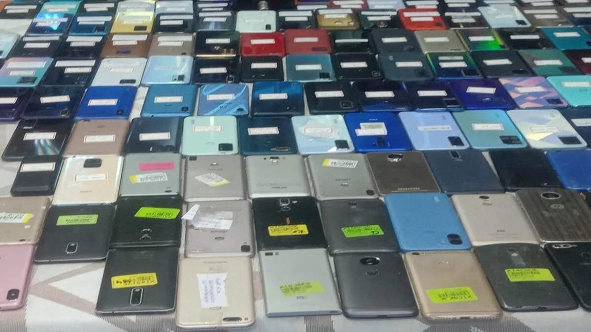 Selling False Apple Products in Pneumarket Busted, Four Shop Owners have submitted a case