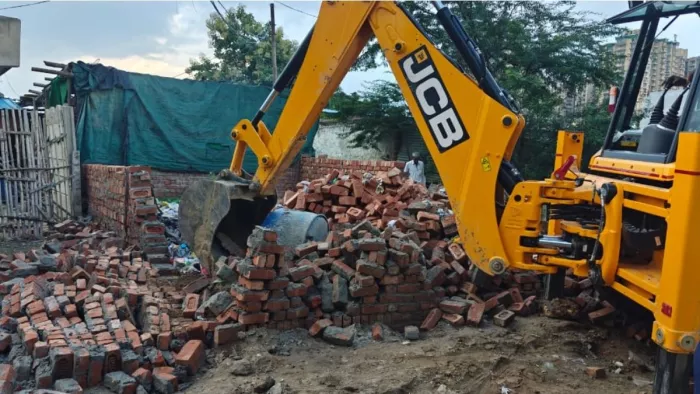 Bulldozer Action: Larger bulldozers on 105 crore land in Greater Noida, many colonies have been demolished – Noida News Illegal construction has been demolished in Greater Noida Bulldozer Action