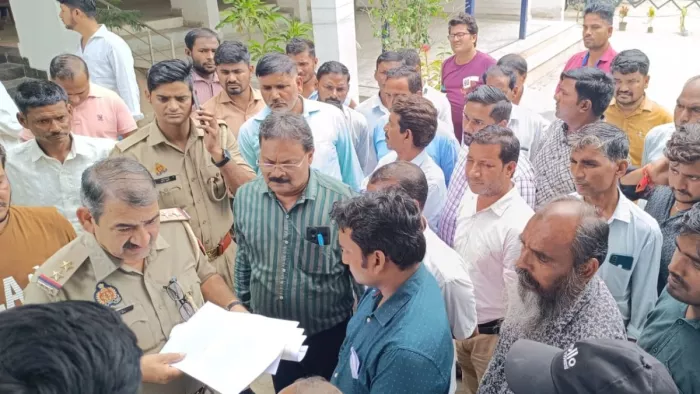 Peel up to 500 rupees … Who assaulted the poles with the municipality team? Employees left the job and reached the police station
