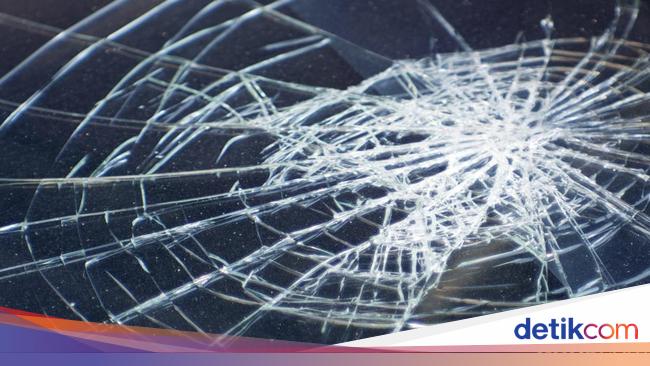 Fall after being crushed the motorcycle was killed by Transj in East Jakarta