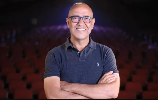 أشرف عبد الباقي يظهر بلوك جديد بأنه أصبح أصلع، مما أثار الفضول حول حقيقة هذا التغيير